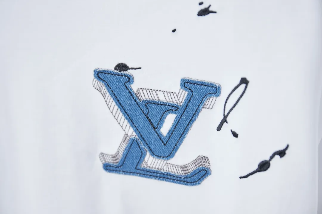 🅿️200 1V 25SS early spring new style denim splicing embroidery LV short sleeves light luxury essential item for daily commuting for men and women correct version welcome to compare detailed features · 320g 100% pure cotton double yarn jersey fabric · Special thickened 32 pieces of double-strand 1X1 thread in the same vat custom dyeing · Denim cutting and splicing ➕Various embroidery craft letters · Double needle stitching across seams · Original main mark, washed tag, brand moisture-proof paper packaging Color: black/white Size: S/M/L/XL